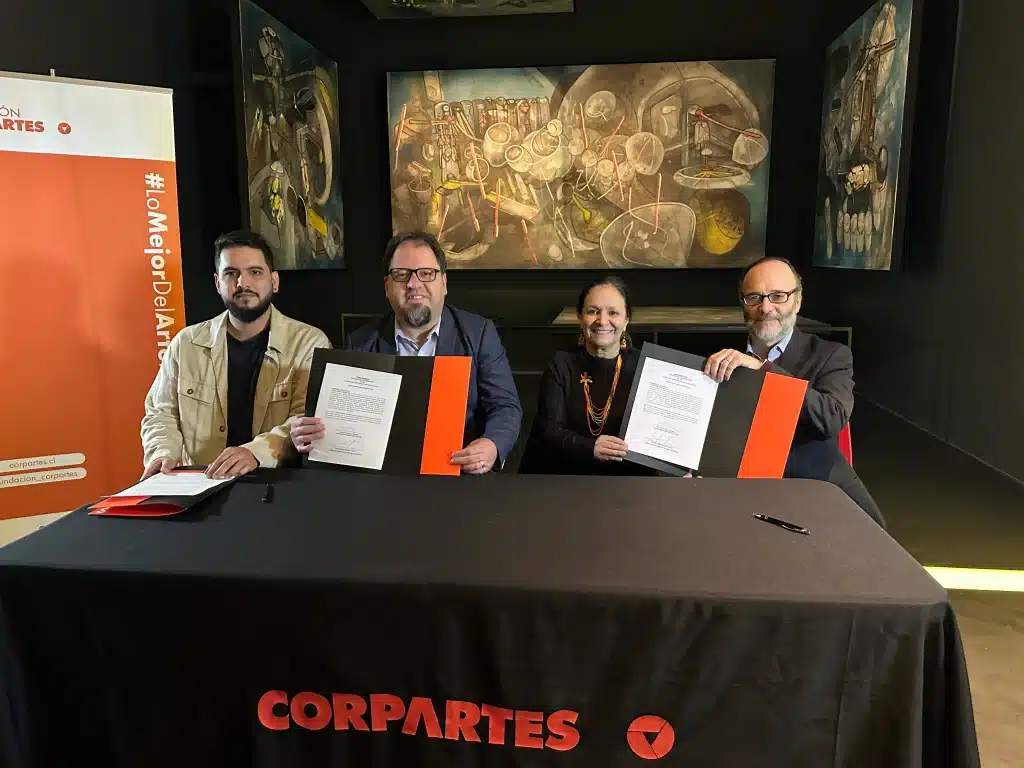 Personas firmando el acuerdo