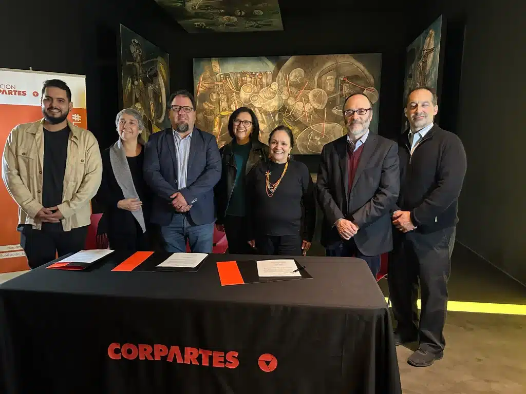 Fundación Cerro Navia Joven y Corpartes firmando el acuerdo