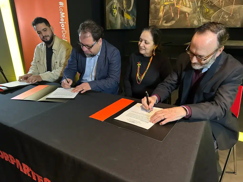 Fundación Cerro Navia Joven y Corpartes firmando el acuerdo