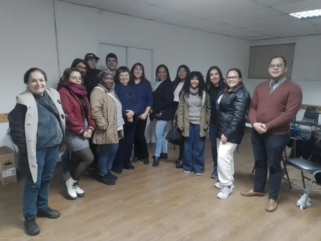 El rol clave de la información para personas migrantes en Chile. Personas asistiendo al taller.