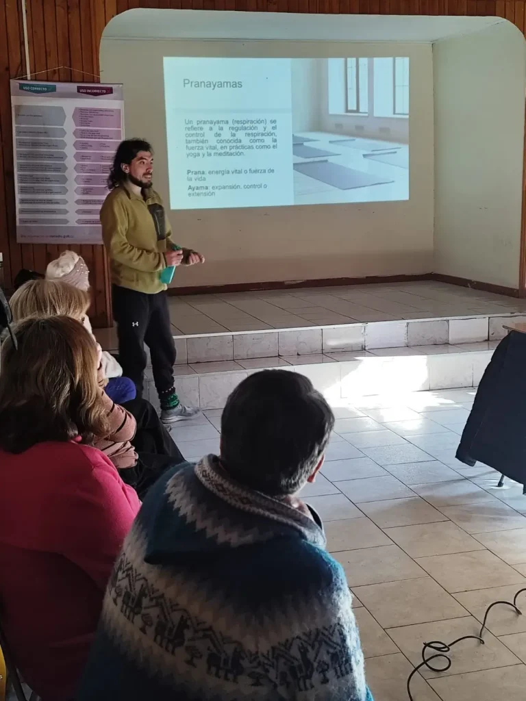 Personas mayores en su sesión de Yoga y danzaterapia