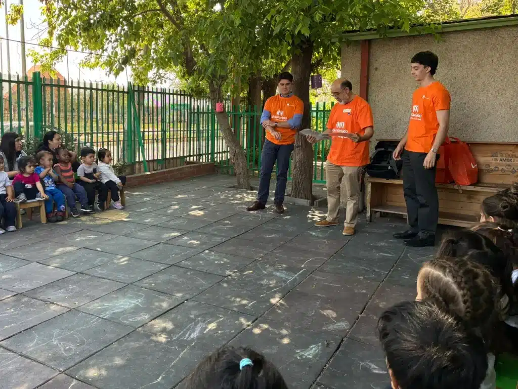 Voluntarios de ITAU en jornada de cuentacuentos