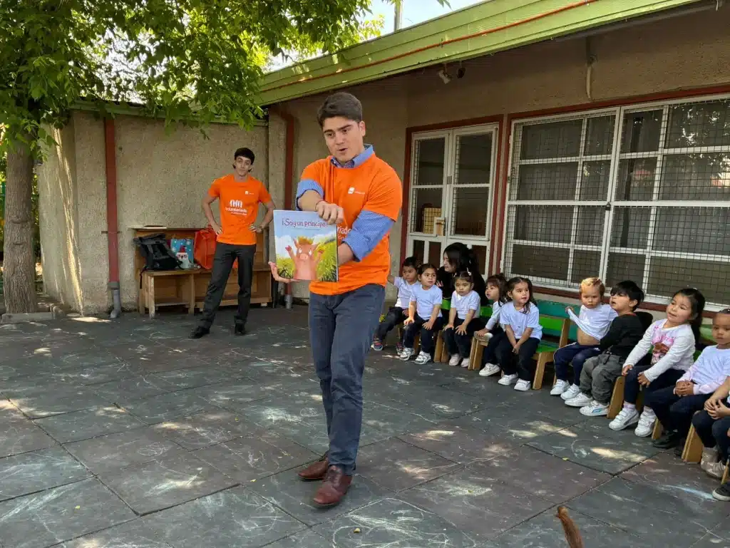 Voluntarios de ITAU en jornada de cuentacuentos