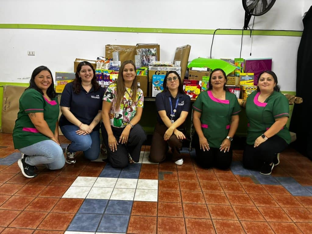 Un grupo de educadoras de educación inicial posan sonrientes junto a una gran cantidad de materiales y recursos didácticos destinados a las aulas, reflejando el compromiso con el aprendizaje temprano de los niños.