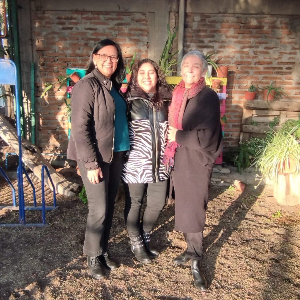 Voluntaria junto a la directiva de la fundación presentan nuevas horas de atención psicológica.