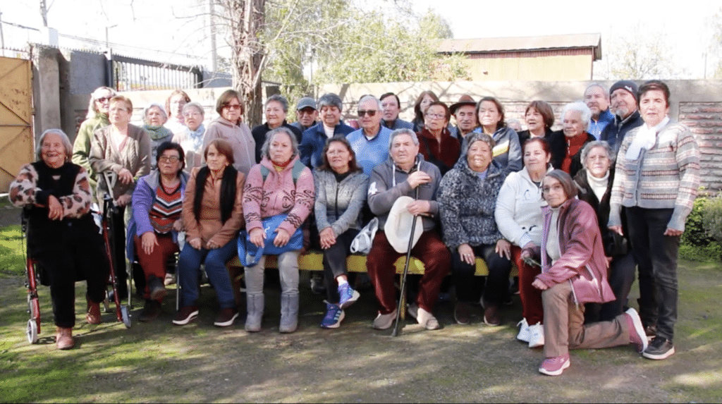 Personas mayores participando de la colecta para acompañar a personas mayores que viven solas.