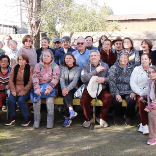 Personas mayores participando de la colecta para acompañar a personas mayores que viven solas.