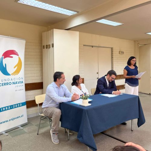 Firma de documentos en la Fundación Cerro Navia Joven por la Nueva alianza con SERNAC.