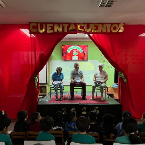 Personas mayores activas en teatro realizando de cuentacuentos